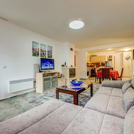 Bright And Spacious 2-Bdr Apartment With Balcony By Flat Mаnager Παμπόροβο Εξωτερικό φωτογραφία